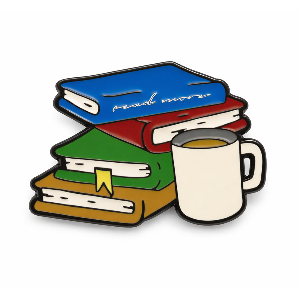 Anstecker Buchstapel mit Kaffee