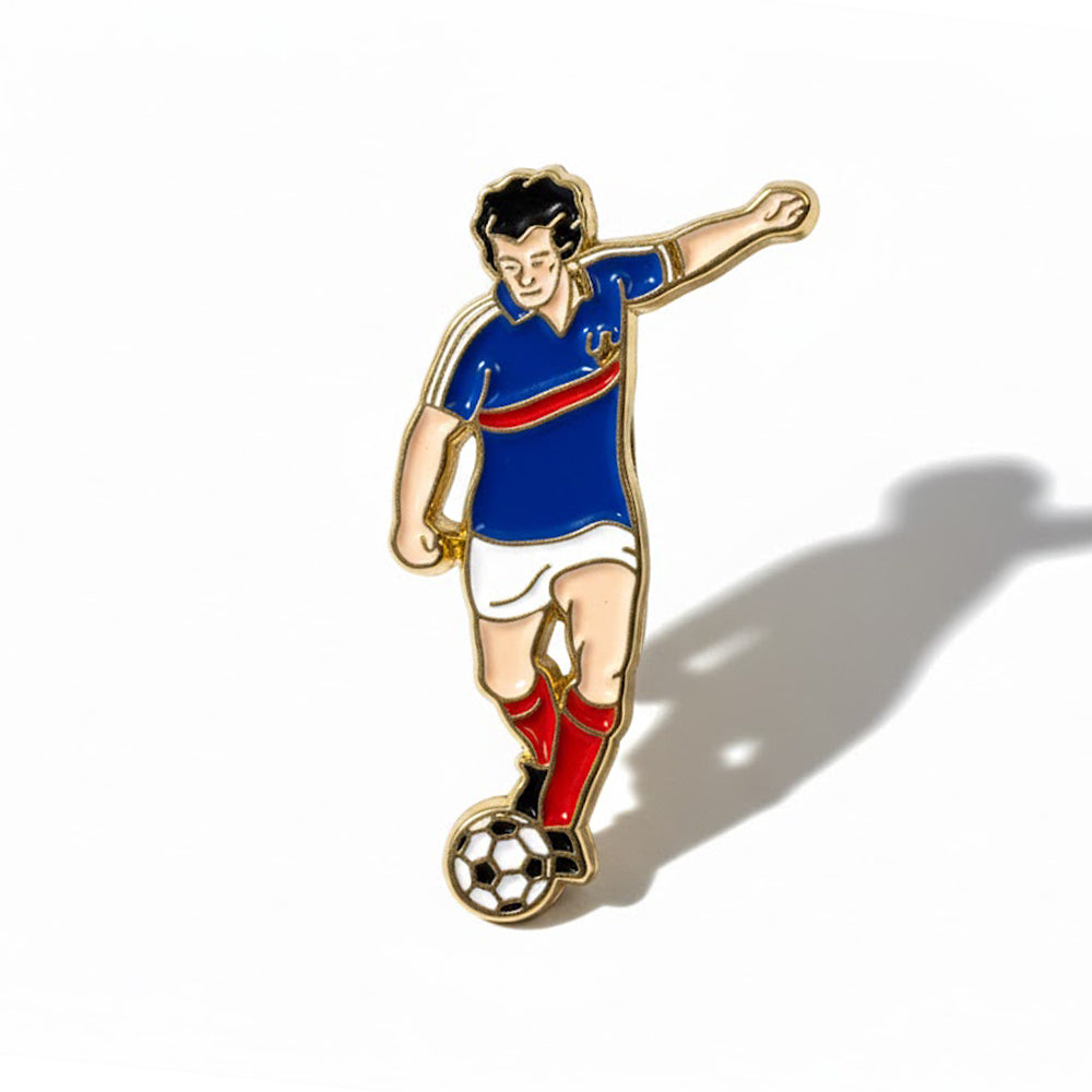 Anstecker Fußballer mit blau-rotem Trikot