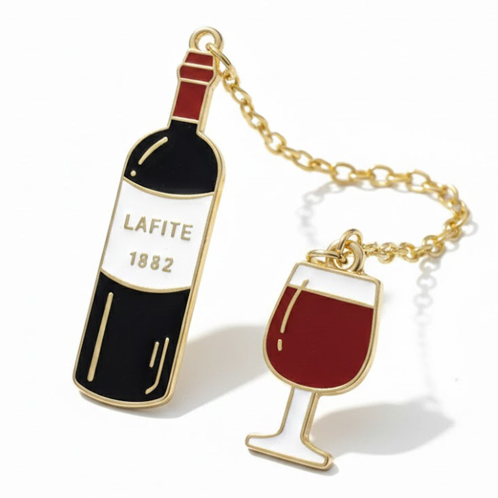 Anstecker mit Kette Weinflasche mit Glas