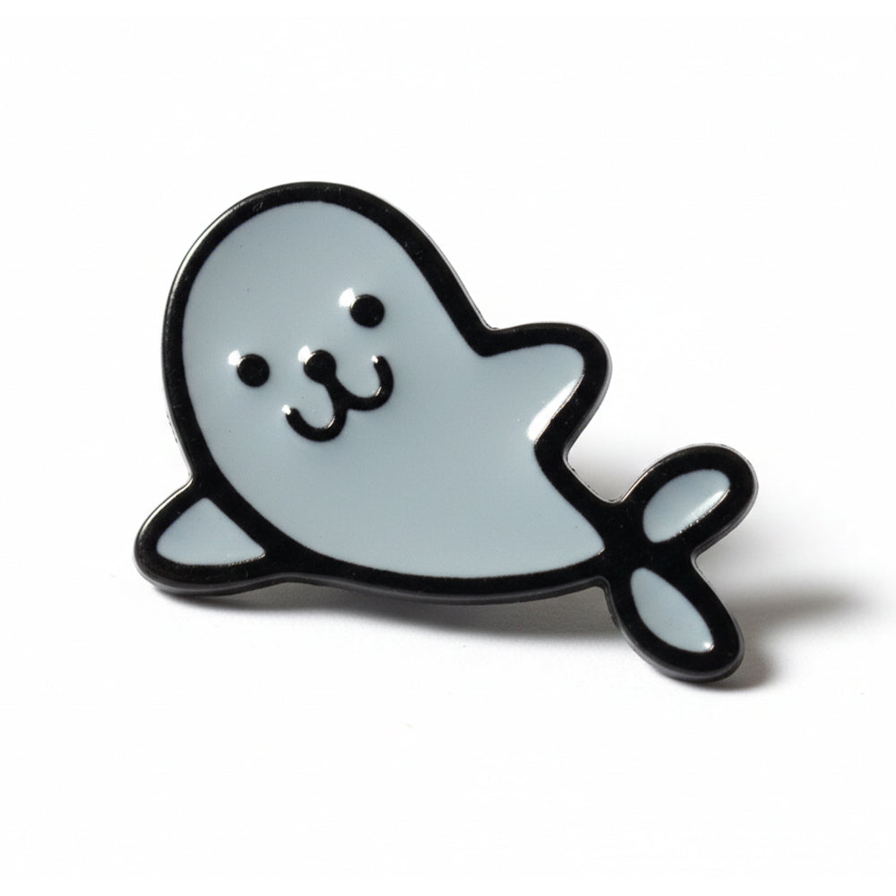 Anstecker Robbe grau