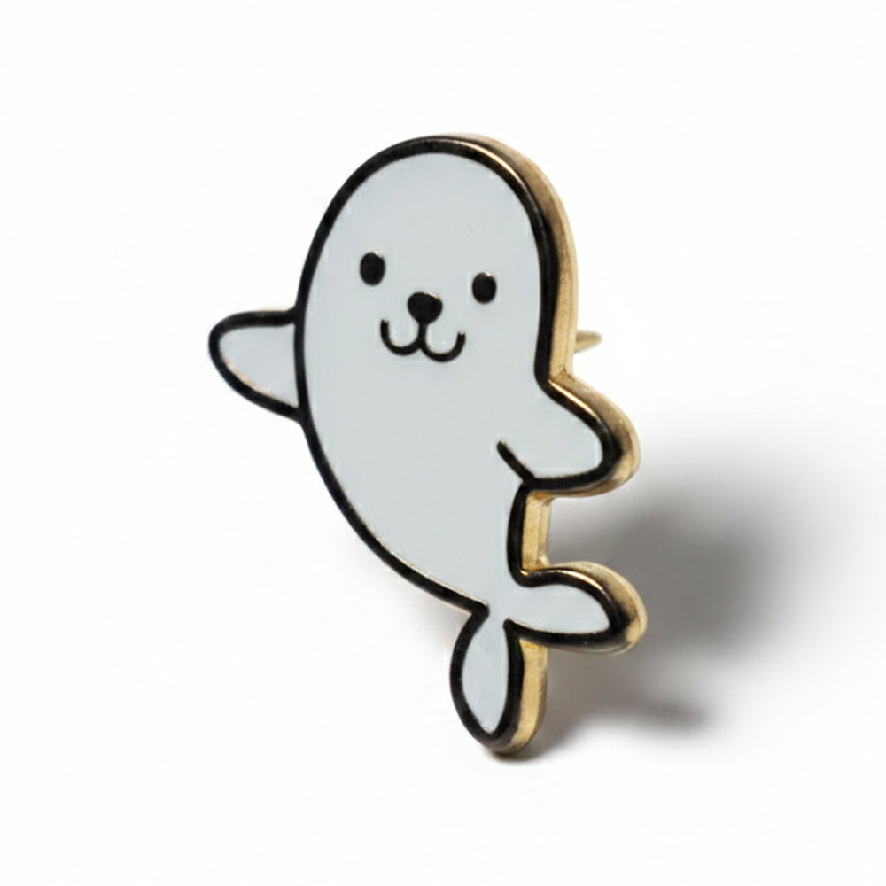 Anstecker Robbe grau
