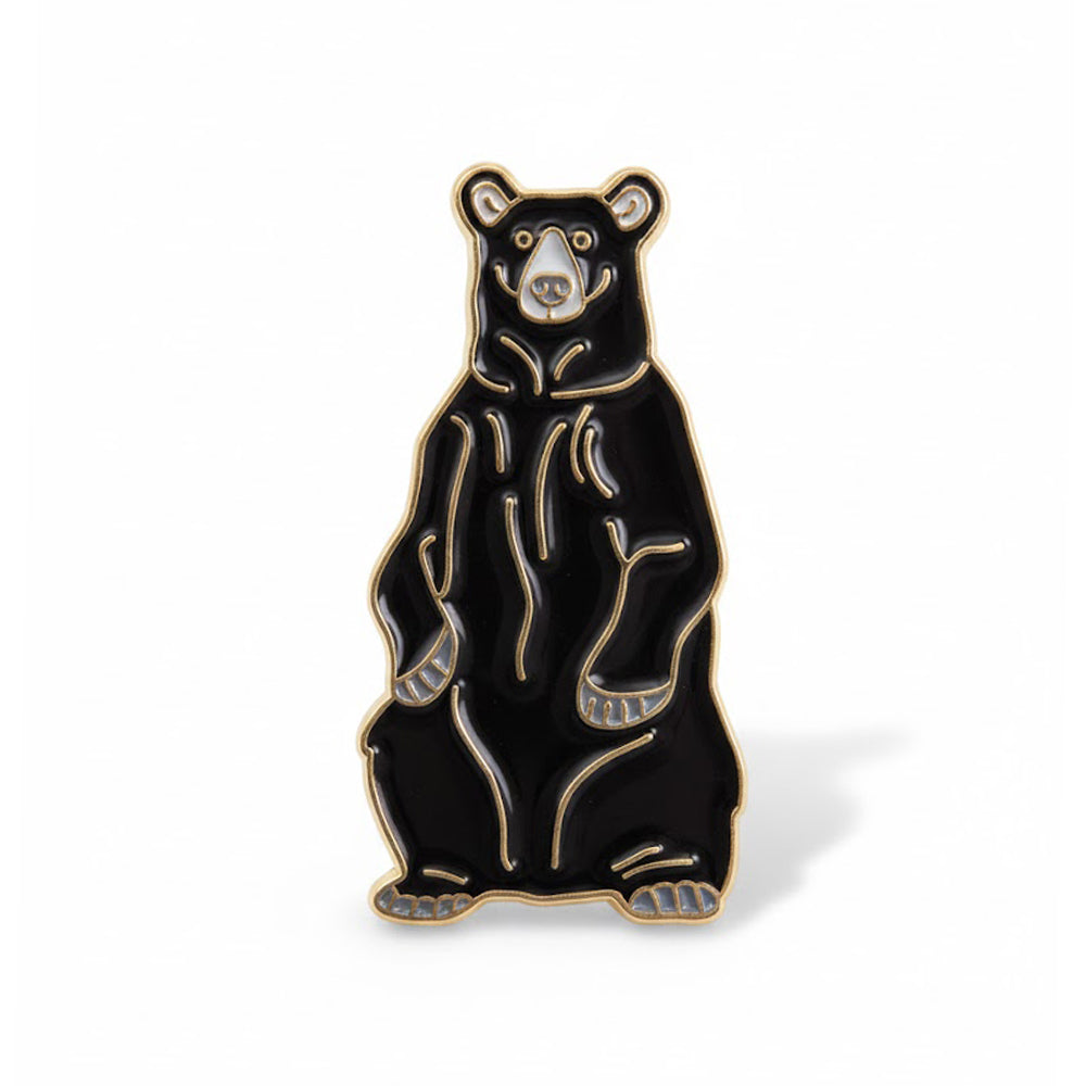 Anstecker Braunbär sitzend