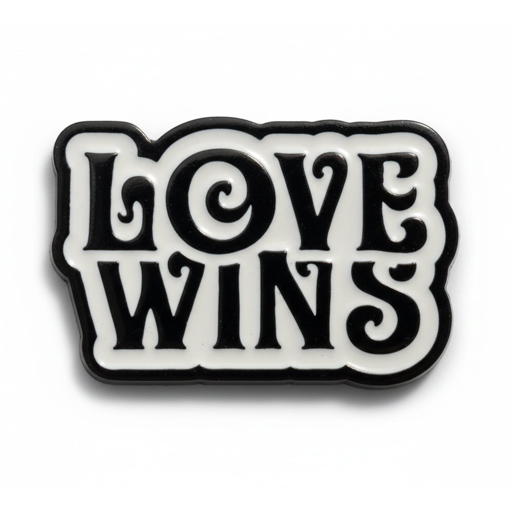 Anstecker Spruch "Love Wins" schwarz-weiß