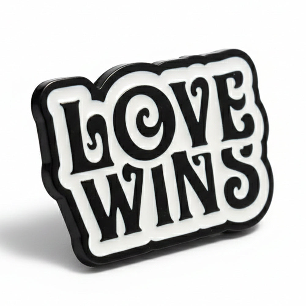Anstecker Spruch "Love Wins" schwarz-weiß